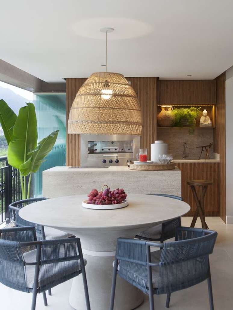 57. Mesa de jantar redonda com cadeira de palha azul &ndash; Foto Casa de Valentina
