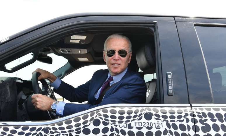 Presidente Biden a bordo de uma picape F-150 elétrica.