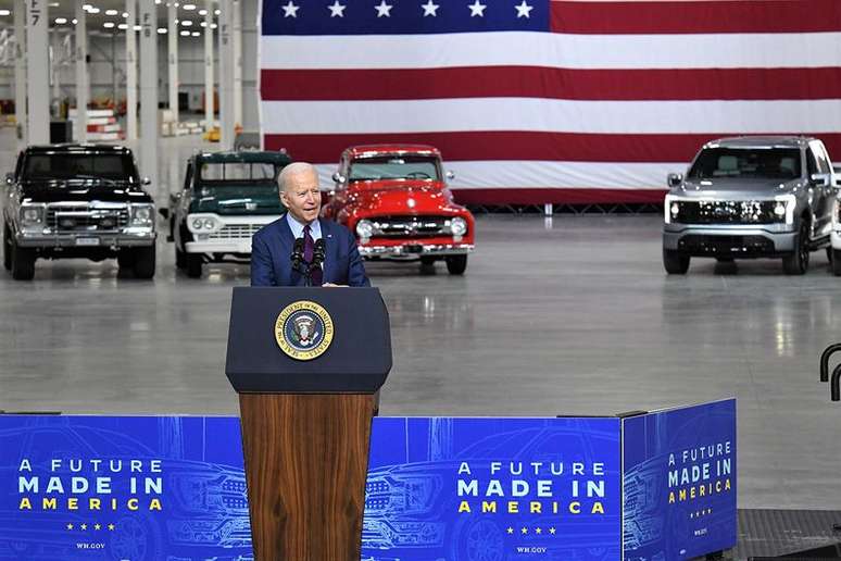 Joe Biden em visita à Ford: carro impulsiona a economia.