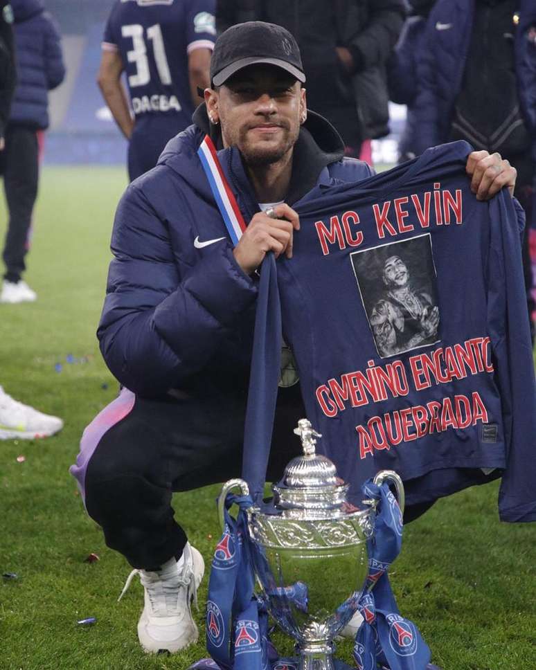 Neymar exibe camiseta em homenagem ao MC Kevin