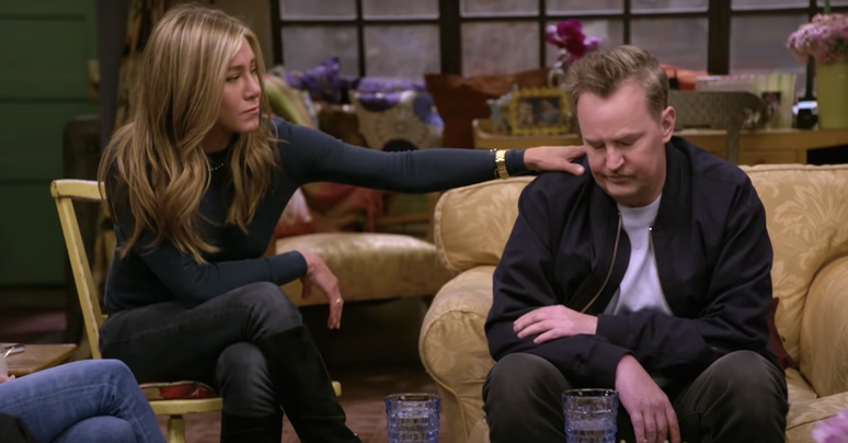 Jennifer Aniston (Rachel) consola Matthew Perry (Chandler)