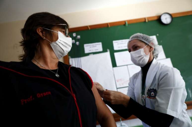 Atraso na vacinação ou agravamento da pandemia são considerados grandes riscos para a economia brasileira