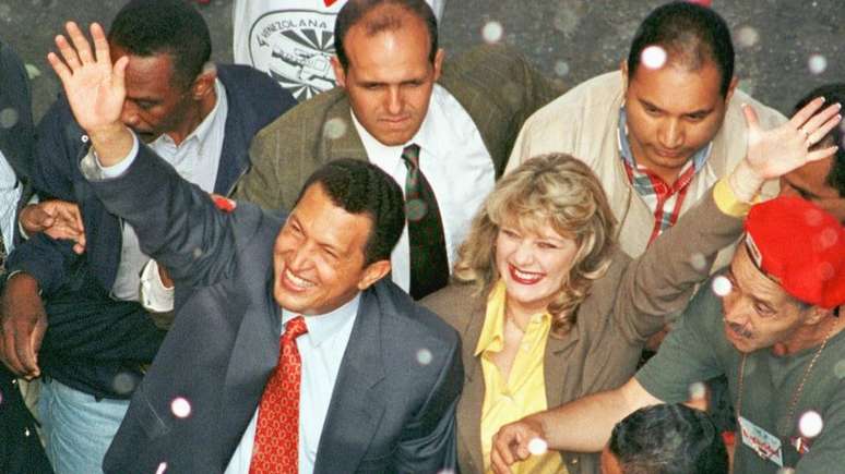 Nesta imagem, Alejandro Andrade pode ser visto logo atrás de Hugo Chávez durante a campanha presidencial de 1998