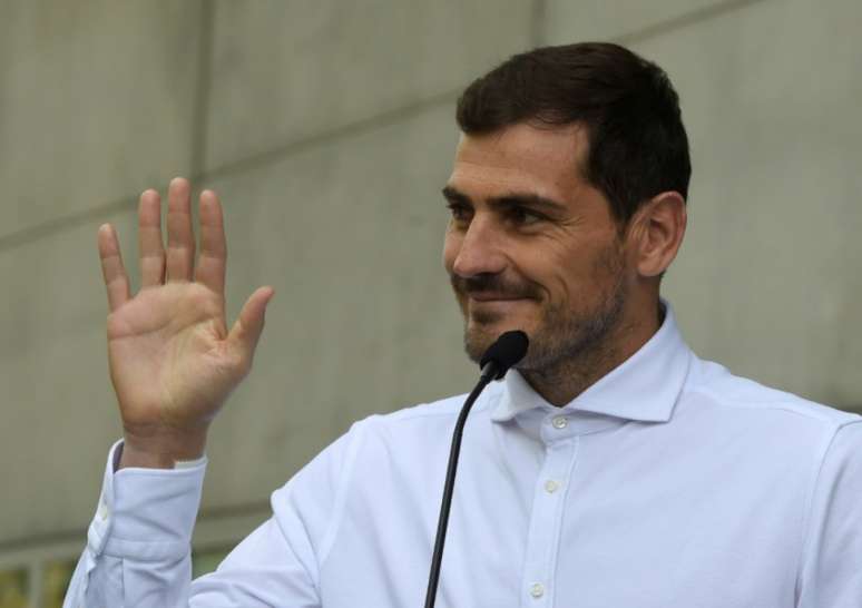Iker Casillas em evento após se aposentar do futebol (Foto: Miguel RIOPA / AFP)