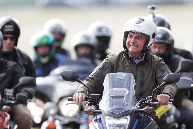 Presidente Jair Bolsonaro durante passeio de moto com apoiadores em Brasília
REUTERS/Ueslei Marcelino