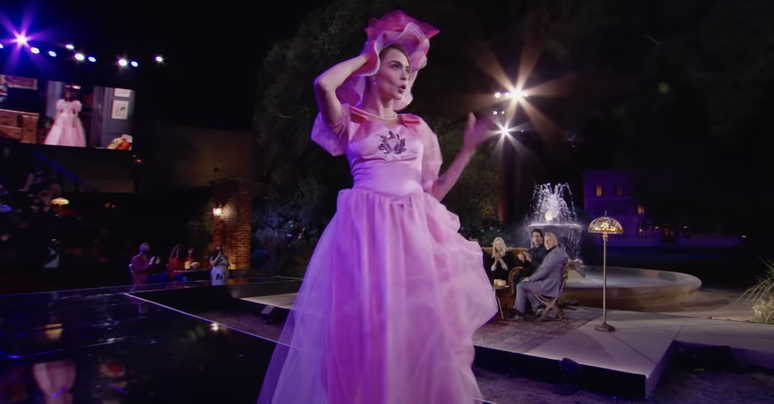 Cara Delevigne no vestido de dama de honra usado por Rachel no episódio The One with Barry and Mindy´s Wedding