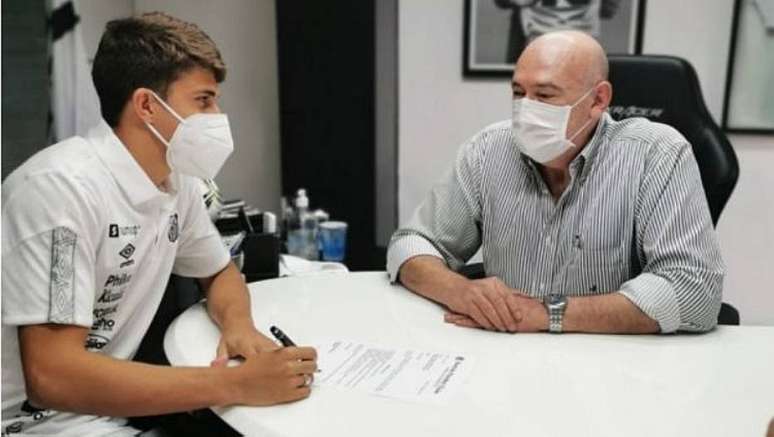 Gabriel Pirani assina novo contrato com o Santos até 31 de dezembro de 2025