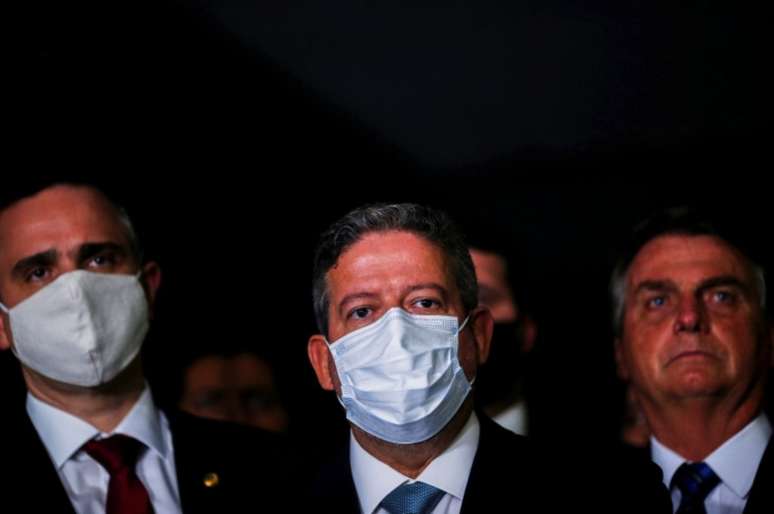 Aprovação de reformas depende da relação entre o Congresso e o presidente. Na foto, os presidentes do Senado, Rodrigo Pacheco, e da Câmara, Arthur Lira, juntos com Jair Bolsonaro