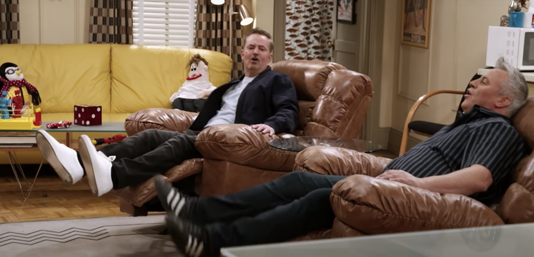 Bem mais velhos, os atores Matthew Perry e Matt LeBlanc reencontraram seus personagens Chandler e Joey