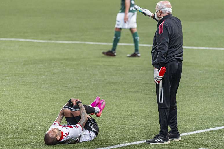 Daniel Alves sentiu lesão no joelho ainda no 1º tempo contra o Palmeiras