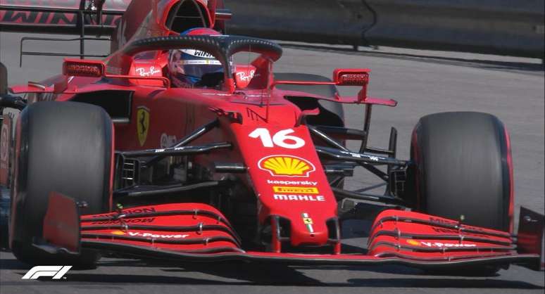 Líder no primeiro dia, Leclerc precisa confirmar o bom desempenho da Ferrari na classificação.