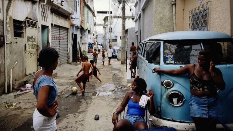 Nos anos 1990, a favela do Jacarezinho sofreu as consequências do desemprego e da falta de políticas sociais