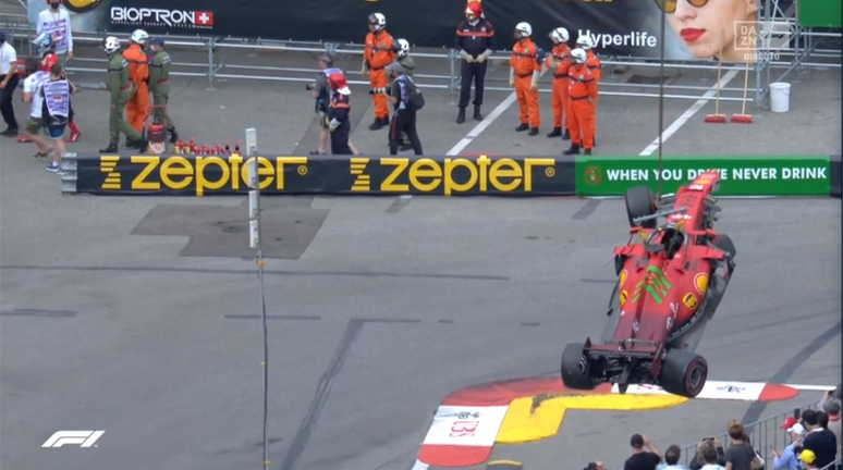 A Ferrari #16 de Leclerc - e da pole - saindo da pista de guincho 