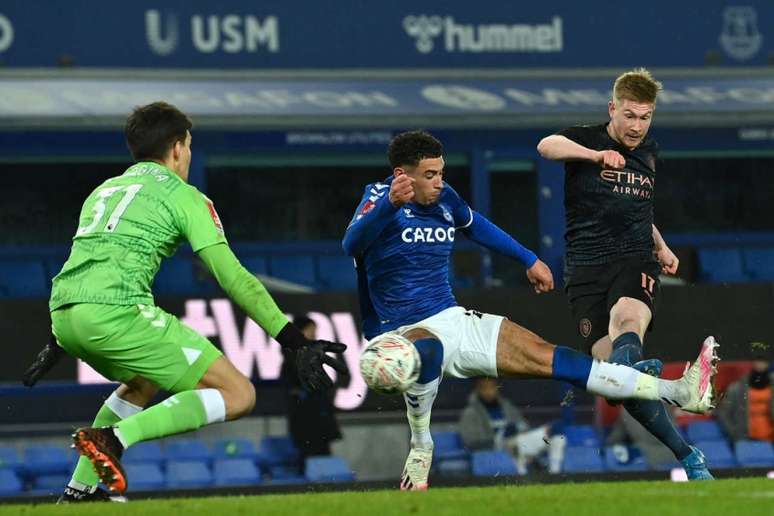 City e Everton se enfrentam neste domingo pelo Inglês (Foto: PAUL ELLIS / POOL / AFP)