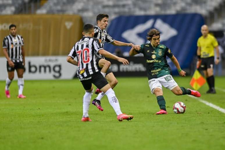 O time alvinegro conseguiu segurar o Coelho e levantou a taça do Mineiro pelo segundo ano seguido-(Mourão Panda/América-MG)