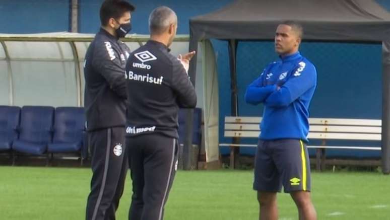 Douglas Costa conversa com o técnico Tiago Nunes em treino do Grêmio