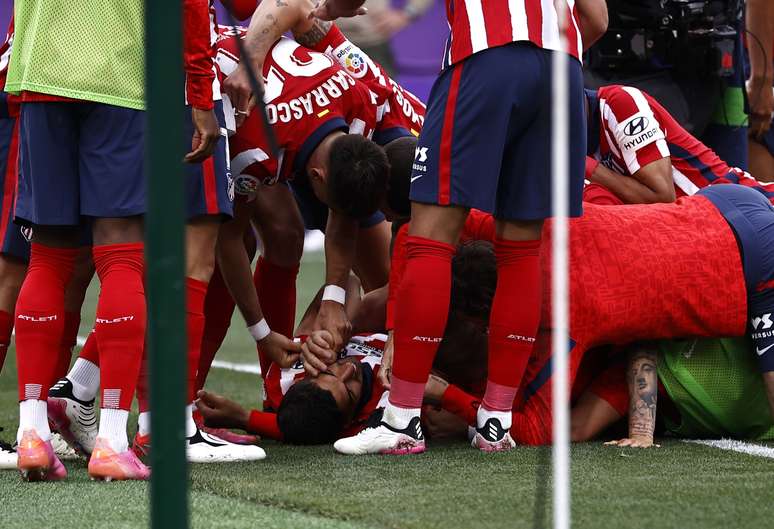 Suárez é festejado pelos companheiros de Atlético de Madrid