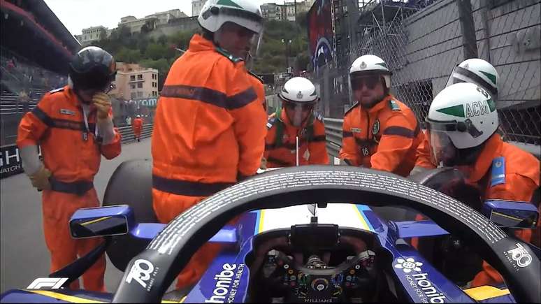 Fiscais de pista iniciam processo de retirada do carro de Nicholas Latifi. 