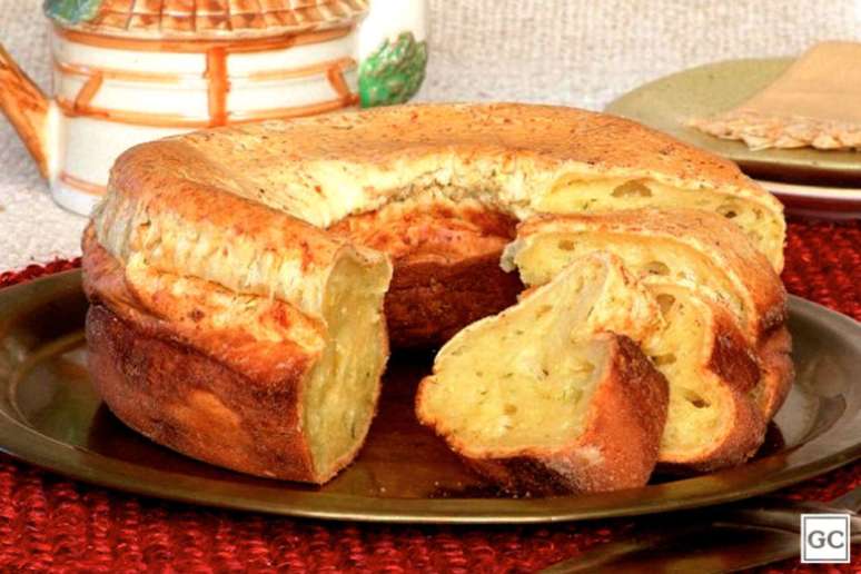 Guia da Cozinha - Receita de bolo de pão de queijo para provar o quanto antes