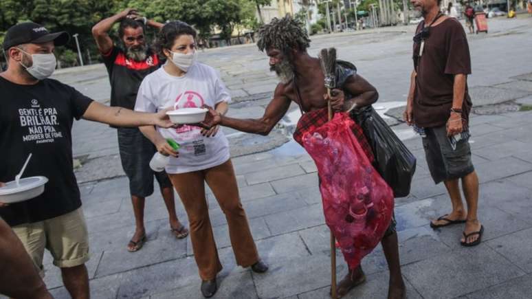 A falta de acesso regular a alimentos suficientes e nutritivos entre famílias carentes colocam-nas em maior risco de desnutrição, fome oculta (deficiência de micronutrientes), obesidade e doenças crônicas relacionadas à alimentação