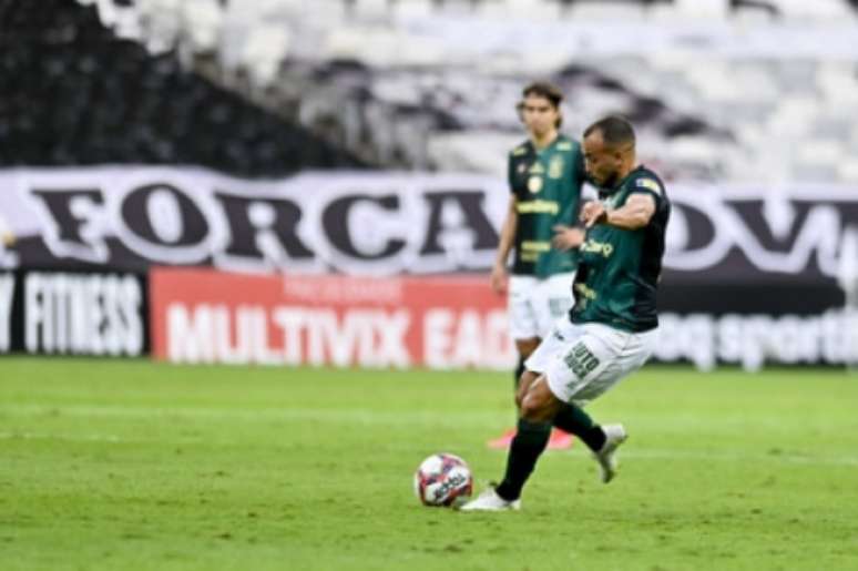 Rodolfo perdeu a penalidade marcada para o América-MG, que reclamou de um segundo lance no fim do jogo-(Mourão Panda/América-MG)