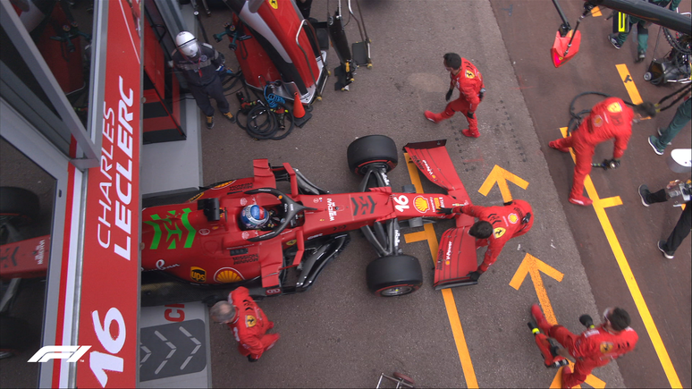 Leclerc voltou para os boxes e vai largar na última posição 