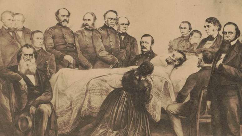 Segundo relatos da época, nas horas seguintes ao atentado contra Lincoln, enquanto ele permanecia em coma, a primeira-dama teve "um ataque de histeria", chorando incontrolavelmente, e chegou a ser expulsa do quarto