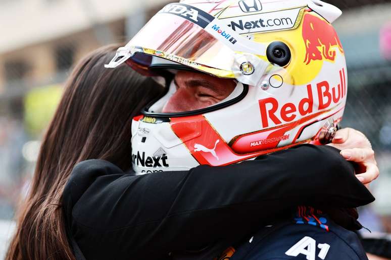 Max Verstappen comemora com Kelly Piquet, sua namorada, a primeira vitória no Principado da carreira. 