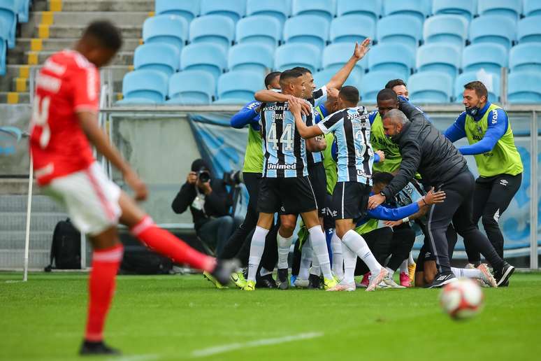 Ferreira, jogador do Grêmio, comemora seu gol na partida contra o Internacional