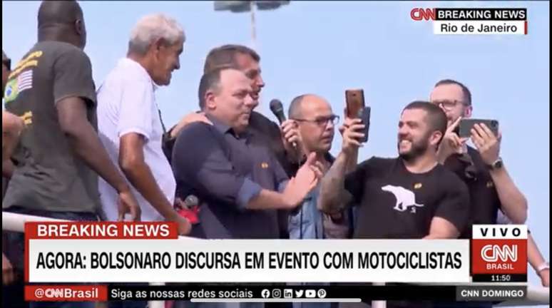 Pazuello apareceu sem máscara em ato de Bolsonaro
