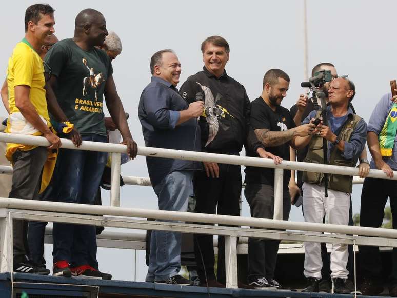 Pazuello participa de ato político ao lado de Bolsonaro