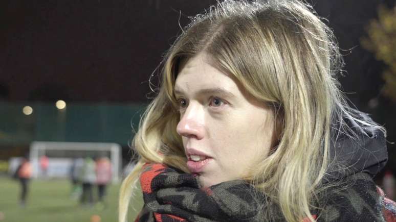 Arina assistindo a Nina jogando futebol