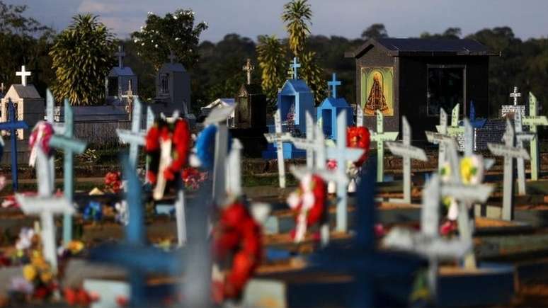 Cemitério em Manaus: covid-19 já matou mais de 440 mil pessoas no Brasil