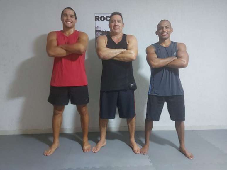 Atletas de Chicão Bueno (centro), Michel (à esq) e Tizil (à dir) vão lutar no Thunder Fight 27 (Foto: Reprodução)