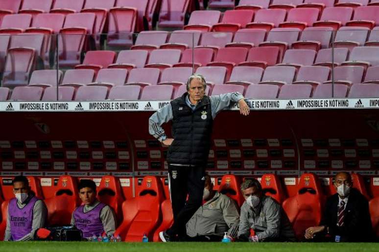 Jesus decepcionou em seu retorno ao Benfica (Foto: PATRICIA DE MELO MOREIRA / AFP)