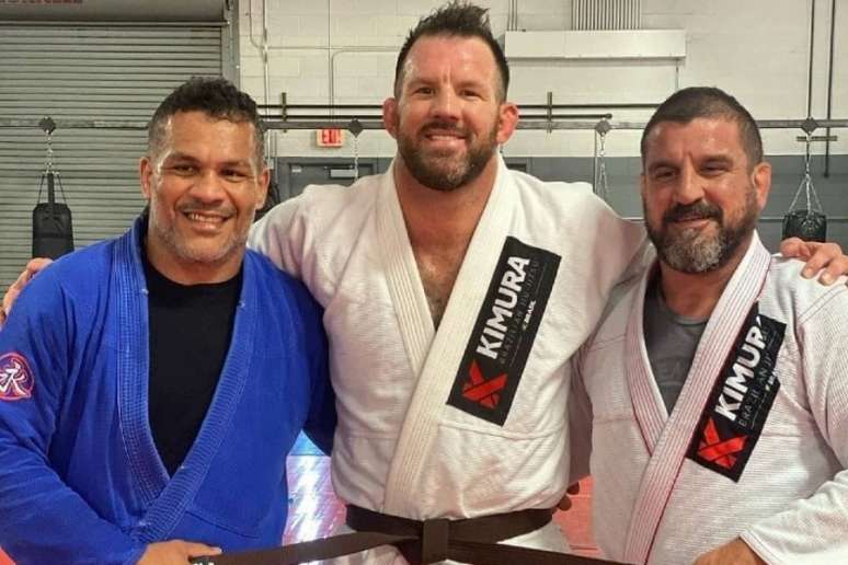 Luciano Gerson com o campeão do Bellator Ryan Bader e o líder da Kimura Jair Lourenço (Foto: divulgação)