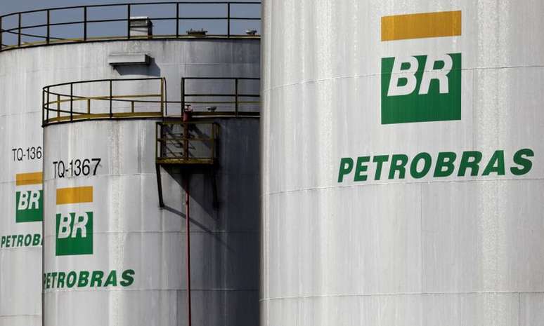 Logo da Petrobras em tanques de armazenamento da comapanhia na refinaria de Paul&iacute;nia, uma das que receber&aacute; investimentos
REUTERS/Paulo Whitaker