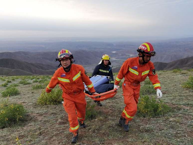 Equipes de resgate levam maca durante operação em local onde corredores de ultramaratona morreram de hipotermia, na China
22/05/2021
cnsphoto via REUTERS