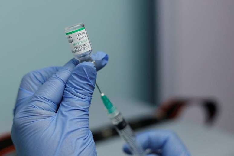 FOTO DE ARQUIVO: Enfermeira prepara dose da vacina contra a Covid-19 da chinesa Sinopharm em um centro de saúde em Caracas, Venezuela
07/03/2021 REUTERS/ Leonardo Fernandez Viloria