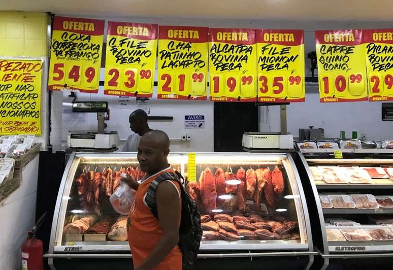 Consumidor compra carnes em um supermercado no Rio de Janeiro
REUTERS/Pilar Olivares