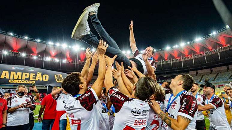 Rogério Ceni é jogado para o alto pelos atletas do Flamengo (Foto: Marcelo Cortes/Flamengo)