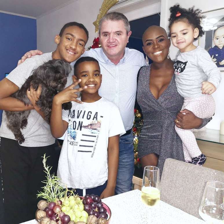 Ang&eacute;lica vive com a fam&iacute;lia na B&eacute;lgica.