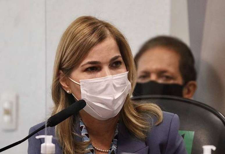 Mayra Pinheiro está depondo na CPI e contradisse Pazuello em diversas vezes