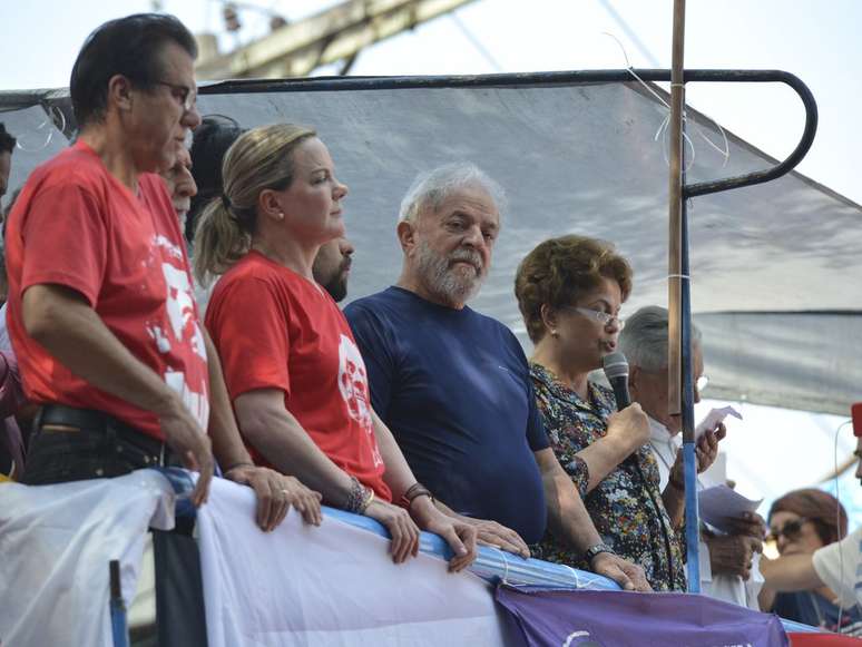 Ao lado de Lula, a ex-presidenta Dilma Rousseff discursa em frente ao Sindicato dos Metalúrgicos do ABC em 2018