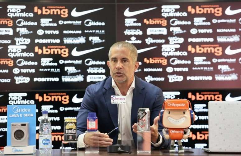 Sylvinho afirma que o time está jogando bem, mas que ainda passa por  construção