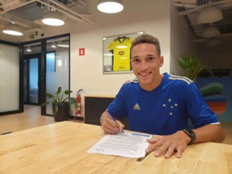 Cruzeiro Esporte Clube - Artilheiro e promessa da base, Wesley assina  primeiro contrato profissional pelo clube Acesse nosso site e fique por  dentro de tudo! 👇