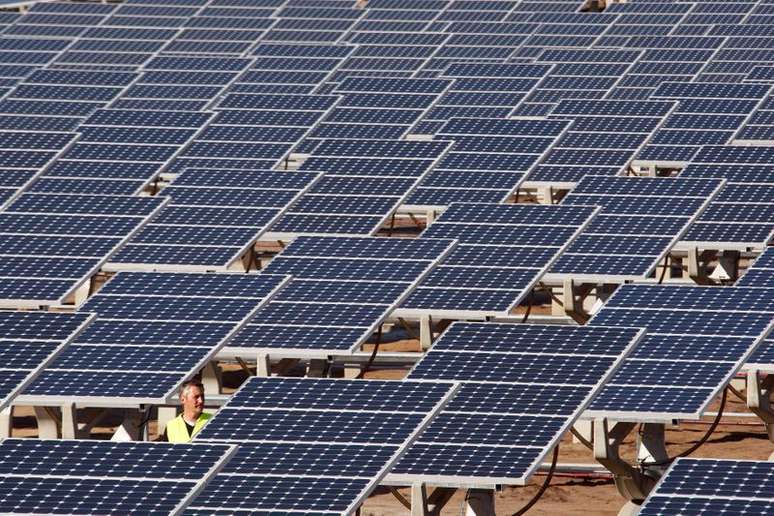 Usina de energia solar com rastreadores, ou "trackers", que permitem que pain&eacute;is acompanhem movimento do sol e aumentam produ&ccedil;&atilde;o
  REUTERS/Regis Duvignau
