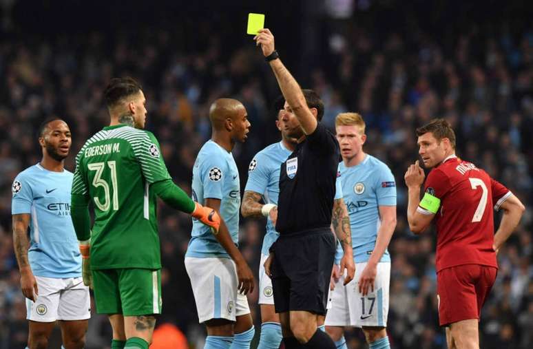 Mateu Lahoz teve arbitragem polêmica na última vez que apitou um jogo do Manchester City (Foto: AFP)