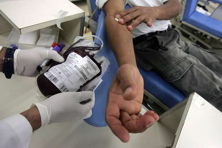 Voluntários doam sangue no Hemocentro da Fundação Pró Sangue do Hospital das Clínicas, na zona oeste da capital paulista.