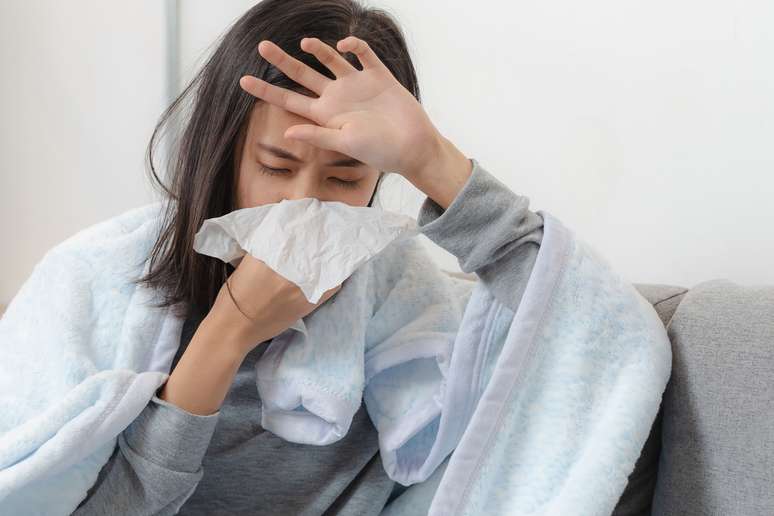 Após a contaminação de gripe ou resfriado comum o portador do vírus pode levar de três a quatro dias para ter os sintomas